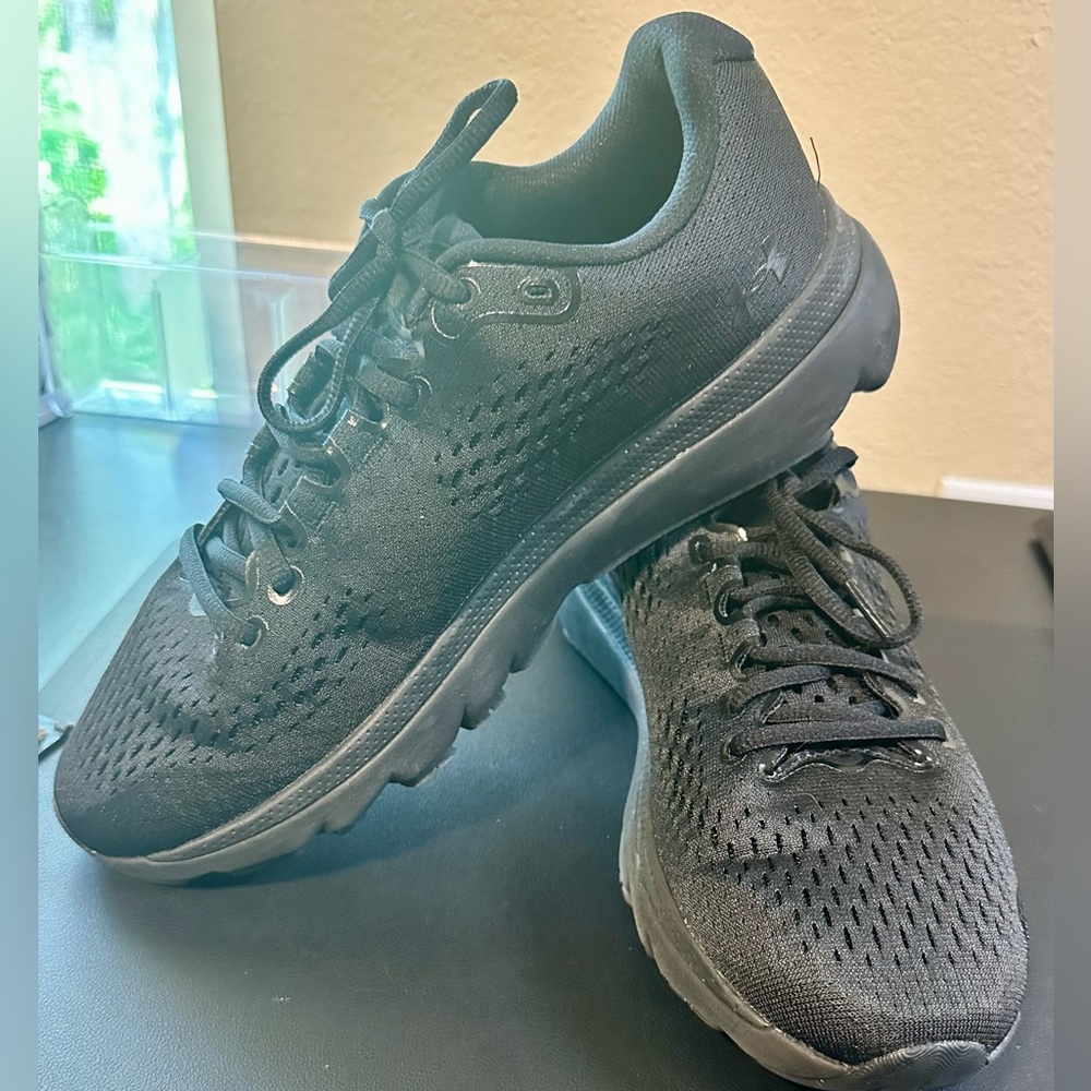 Men’s Under Armour black tennis shoes size: 8.5